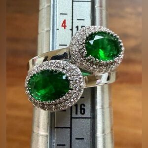 Elegant Silver and Green Glass Silver Tone Rhinestone Ring Size 4.75 Small